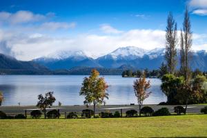 uitzicht op een meer met bergen op de achtergrond bij Te Anau Lakeview Holiday Park & Motels in Te Anau
