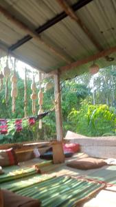 Phra Ae beach的住宿－navaa Bungalow，客房享有带毯子的窗户的景致。