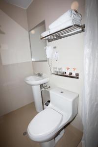 un bagno bianco con un water e un lavandino di Centenario Inn a Cuzco