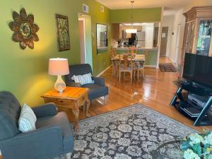 Una sala de estar con un sofá y un televisor. en Inverness Condos Comal River IC 216, en New Braunfels