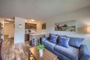 Una sala de estar con un sofá azul y una cocina. en RRC A108 Grandmas River Haus, en New Braunfels