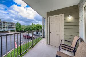 uma varanda com uma porta e vista para uma rua em Grandmas River Haus RRC A108 em New Braunfels