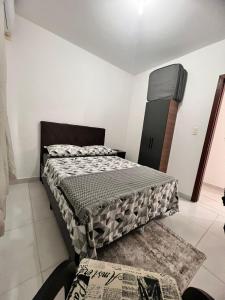 1 dormitorio con 2 camas en una habitación en Apartamento em Florianópolis Próximo ao Aeroporto, en Florianópolis