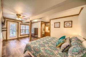 une chambre avec un lit dans une pièce dans l'établissement Hondo's River Haus RR 1300, à Canyon Lake 43 autres photos