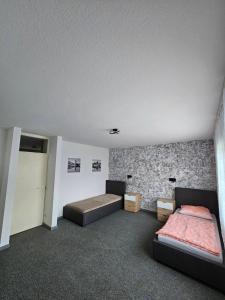 um quarto com duas camas num quarto em Kompfort Business Apartment em Wertheim