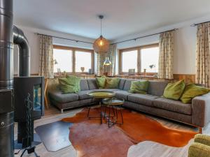 uma sala de estar com um sofá e uma lareira em Seidlwinkel em Rauris