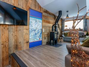 una sala de estar con una pared revestida de madera. en Stacherl en Rauris