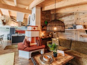 salon z kanapą i stołem w obiekcie Bernkogel Penthouse w mieście Rauris