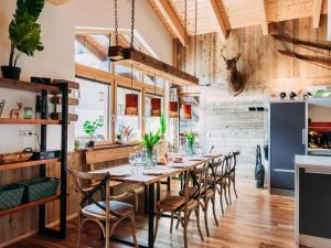 Golden Geier في راوريس: غرفة طعام مع طاولة وكراسي طويلة