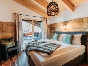 Un dormitorio con una cama grande y una ventana en Golden Geier, en Rauris