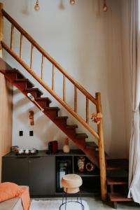 un escalier dans un salon avec une chaise dans l'établissement Bangalô com Piscina Privativa, à Porto de Pedras