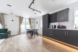 Kuchyňa alebo kuchynka v ubytovaní Arte Stays - Modern and Newly refurbished Penthouse - Heart of Wembley - w private parking