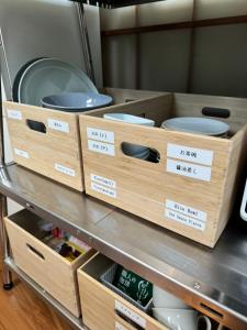 dos cajas de madera sentadas sobre una mesa en MOTOMACHI BASE 少人数向け一棟貸し, en Oshima