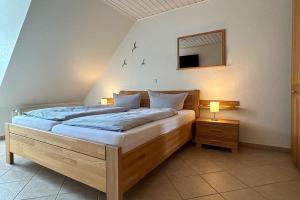 1 dormitorio con 2 camas y espejo en la pared en Ferienwohnung-10-mit-Balkon-Garten-Landhaus-Hubertus-Duhnen, en Cuxhaven