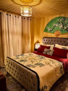 um quarto com uma cama grande num quarto em Luxury Rooms Tocumen Airport with free shuttle return 15 min em Tocumen