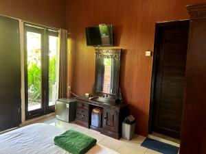 Μια τηλεόραση ή/και κέντρο ψυχαγωγίας στο Citronella Homestay Nusa Penida +1 φωτογραφίες