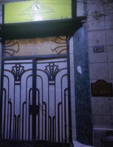 eine Tür mit einem Schild an der Seite eines Gebäudes in der Unterkunft New Abdeen palace hostel in Kairo