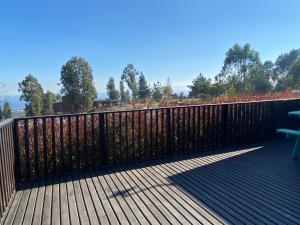 une terrasse en bois avec un banc au-dessus dans l'établissement Casa en Algarrobo, parcela en sector Mirasol, à Algarrobo 23 autres photos