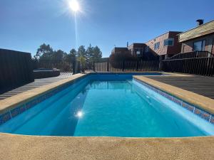 une piscine avec de l'eau bleue dans une cour dans l'établissement Casa en Algarrobo, parcela en sector Mirasol, à Algarrobo
