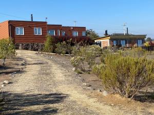 un chemin de terre devant des maisons et des buissons dans l'établissement Casa en Algarrobo, parcela en sector Mirasol, à Algarrobo