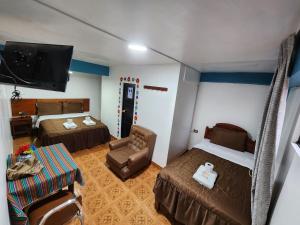 Hotel Huaraz في هواراس: غرفة بسريرين وتلفزيون وكرسي
