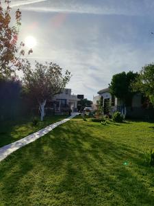 Garður fyrir utan Villa Naima