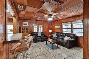 Una sala de estar con muebles de cuero y un techo en 2-2 Beachside Home With Private Pool, en New Smyrna Beach