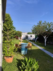 Garður fyrir utan Villa Naima