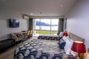 TV a/nebo společenská místnost v ubytování Te Anau Lakeview Holiday Park & Motels
