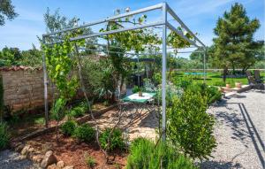 Κήπος έξω από το 1 Bedroom Awesome Home In Peroj