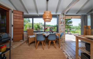 Χώρος καθιστικού στο 1 Bedroom Awesome Home In Peroj