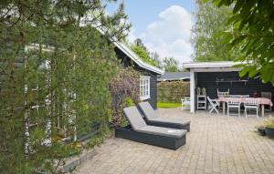 ホーンバックにある3 Bedroom Stunning Home In Hornbkの庭園内のパティオ(椅子、テーブル付)