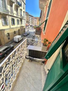 Blick auf eine Straße vom Balkon eines Gebäudes in der Unterkunft LEO'S HOME in La Spezia