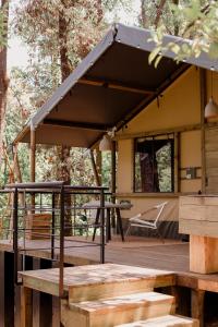 une tente sur une terrasse avec une table et une chaise dans l'établissement Rodavento Boutique Hotel & Spa, à Valle de Bravo