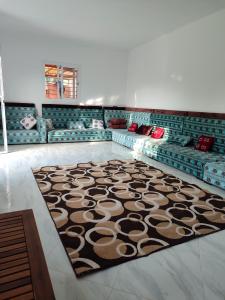 um quarto com um tapete grande no chão em Villa Naima em Larache