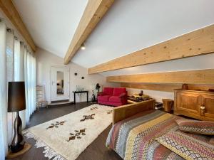 1 dormitorio con 1 cama y 1 silla roja en Gîte Aiguilhe, 2 pièces, 4 personnes - FR-1-582-354 en Aiguilhe