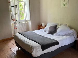 SolesmesにあるGîte Solesmes, 6 pièces, 10 personnes - FR-1-410-440の窓付きのベッドルームの大型ベッド1台
