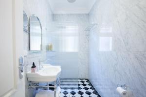 Baño blanco con lavabo y aseo en Cosy Federation Apartment Kirribilli 4 Bedroom en Sídney