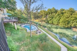 una vista aérea de un río con un puente en IC 209 Comal Escape, en New Braunfels