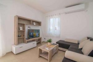 a living room with a couch and a table at Apartments with parking space Bonic, Losinj - 23056 in Veli Lošinj