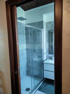 La salle de bains est pourvue d'une douche en verre et d'un lavabo. dans l'établissement Dimora Rurale Valerio, à Cercemaggiore