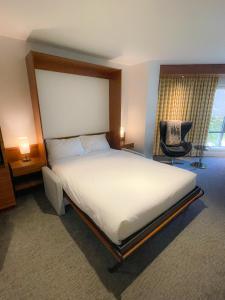 Postel nebo postele na pokoji v ubytování Qualicum Beach Inn