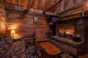MarlintonにあるMoore House Inn & Cabinsの暖炉付きのリビングルーム(ログキャビン内)