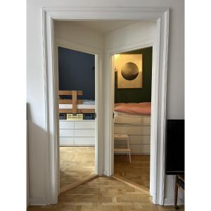 哥本哈根的住宿－ApartmentInCopenhagen Apartment 43，卧室通过门廊享有一张床的景致