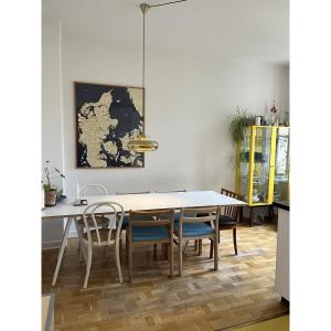 哥本哈根的住宿－ApartmentInCopenhagen Apartment 43，一间带桌椅的用餐室