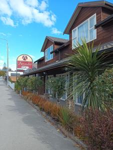 ein Gebäude mit einem Schild an der Straßenseite in der Unterkunft Aspen on King in Timaru