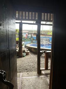 eine offene Tür mit Poolblick in der Unterkunft Mochileros MarAbi in Tarcoles