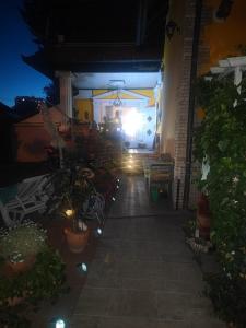 widok na patio w nocy z oświetleniem w obiekcie Marytilla w Budapeszcie