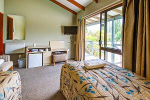 Kuchyň nebo kuchyňský kout v ubytování Te Anau Lakeview Holiday Park & Motels