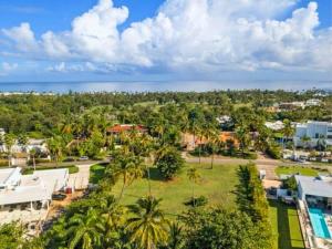 una vista aérea de un complejo con palmeras y el océano en Villa Mango in North Coast en Dorado